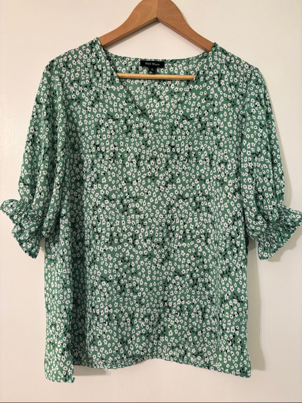 Well Worn Green Ditsy Floral Blouse Top Size M V Neck Ruffle Sleeve Spring